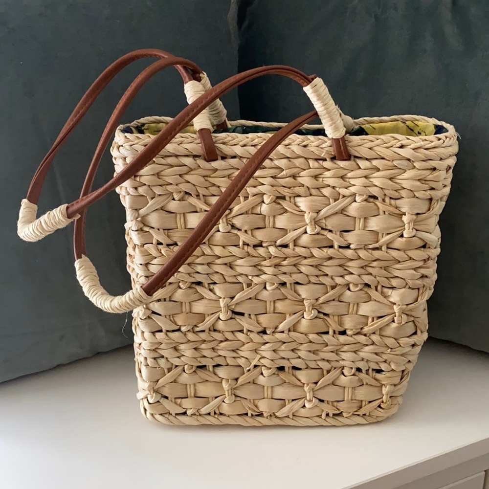 Straw bag bananas